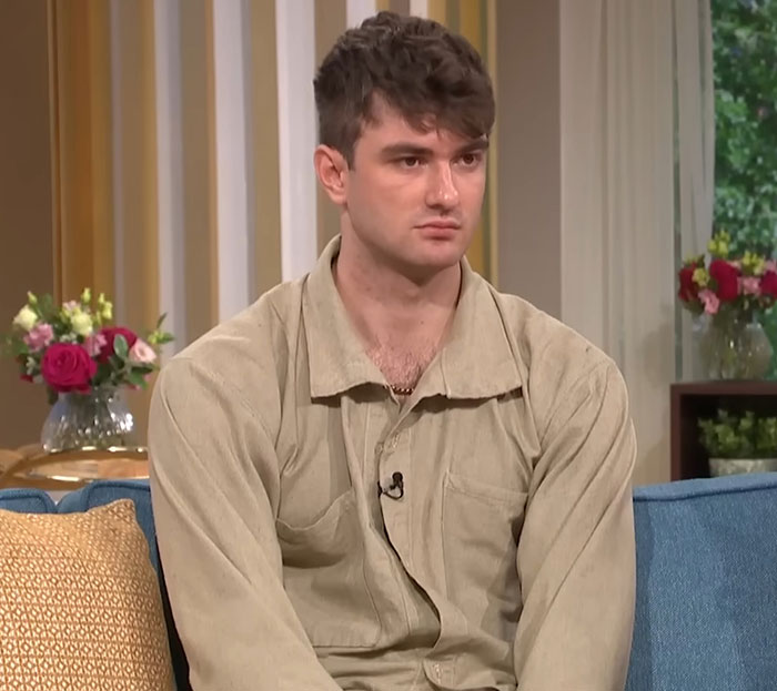 El joven se sentó en un sofá durante una discusión sobre el forense que expone a la madre que influye en la hija para rechazar el tratamiento de quimioterapia.