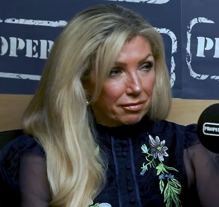 Mujer con cabello rubio largo hablando en un estudio de podcasts sobre los hallazgos del forense sobre la influencia en la referencia de quimioterapia.