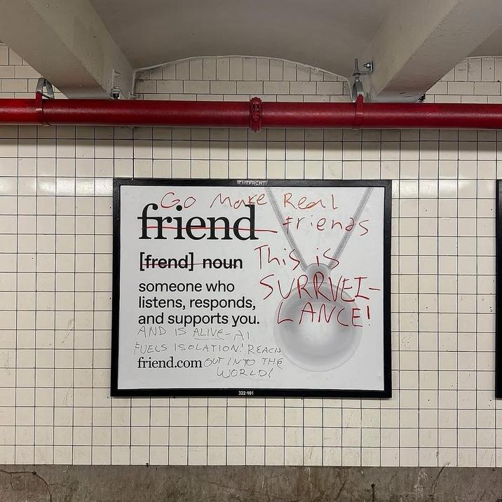 Un ejemplo de la campaña publicitaria de Subway de Amigo Ai NYC que se graffitó a principios de octubre de 2025, poco después de su lanzamiento.