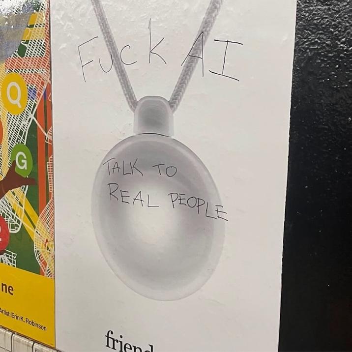 Un ejemplo de la campaña publicitaria de Subway de Amigo Ai NYC que se graffitó a principios de octubre de 2025, poco después de su lanzamiento.