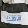 Un golpeador de puerta lleva una bolsa de mensajería de la Oficina del Censo de los EE. UU. Fuera de una casa en Winter Park, Florida, en 2020.