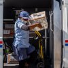 Un empleado del Servicio Postal de los Estados Unidos descarga el correo en una instalación en 2022 en Houston.