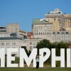 Una mujer se toma una selfie frente al horizonte de Memphis, Tennessee, el 29 de septiembre.