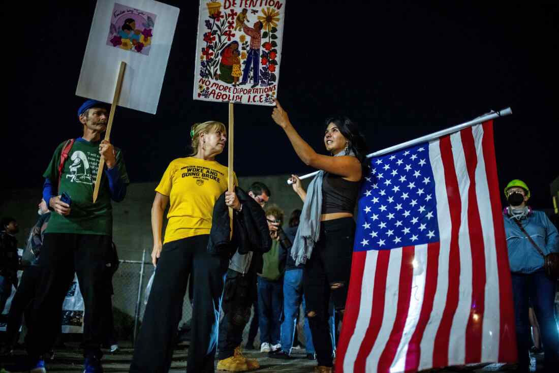 Los manifestantes se reúnen fuera de un centro de aplicación de la inmigración y aduana de los Estados Unidos en Portland, Oregon, el domingo.