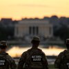 Se ve a los miembros de la Guardia Nacional de pie cerca del Monumento a Washington, el 2 de septiembre en Washington, DC. Las tropas de la Guardia Nacional y la policía federal continúan patrullando la capital de la nación semanas después de que el presidente Donald Trump les ordenó ayudar en la prevención del delito.