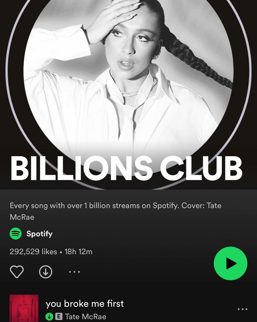Tate McRae en Foto en blanco y negro, que aparece en la lista de reproducción de Spotify Billions Club con más de mil millones de transmisiones.