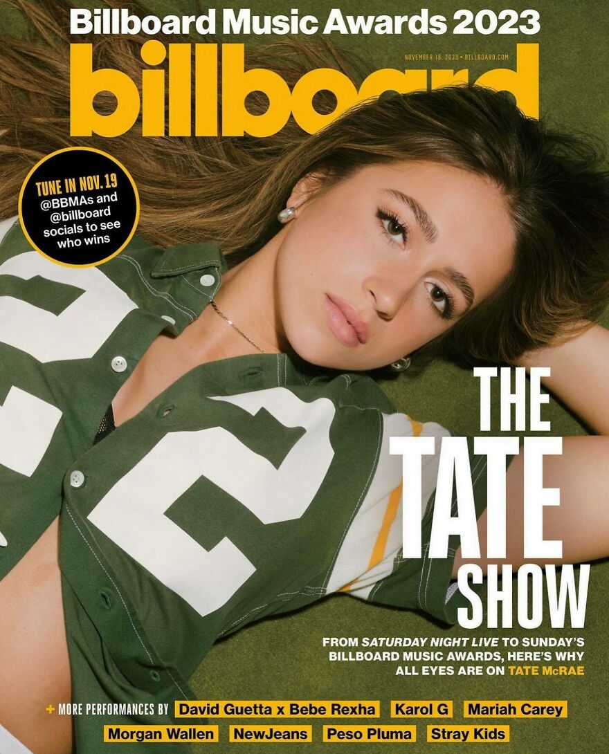 Tate McRae acostado con una camisa verde y blanca, aparecida en la portada de la revista Billboard para música y tiktok ganchos.