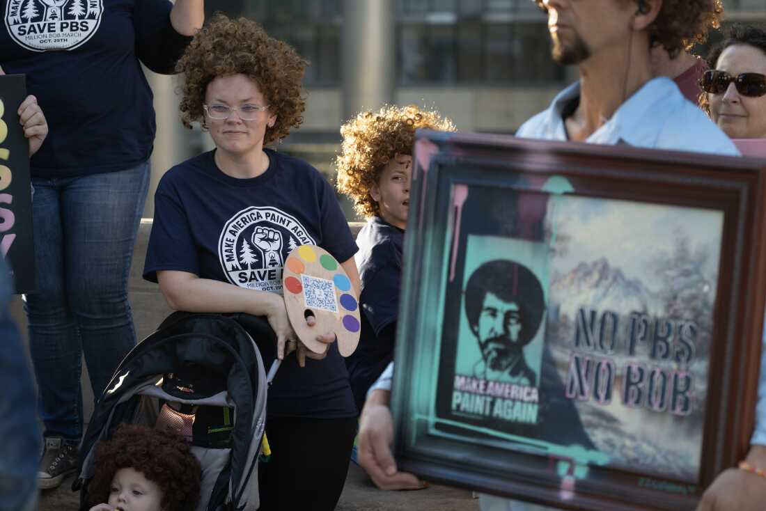 Manifestantes vestidos como Bob Ross en una protesta en Chicago pidiendo el restablecimiento de la financiación federal a PBS a finales de septiembre.