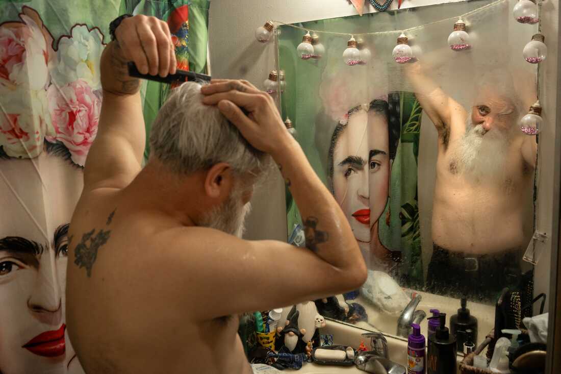 UNITED STATES, LA - Marcel Campos, lead singer of Spaghetti Cumbia, gets ready for a show in his bathroom in Alhambra, Los Angeles on November 3, 2023. The band Spaghetti Cumbia created their own sub-genre by combining cumbia with western styles and rock ’n roll. They grew up on the east side of Los Angeles when gang violence plagued the area; the members turned to music as an alternative path. Now, they rock clubs, while keeping day jobs to support their families. ESTADOS UNIDOS, LA - Marcel Campos, cantante principal de Spaghetti Cumbia, se prepara para un espectáculo en su baño en Alhambra, Los Ángeles, el 3 de noviembre de 2023. Es el bajista de Spaghetti Cumbia. La banda Spaghetti Cumbia creó su propio subgénero combinando la cumbia con estilos occidentales y rock ’n roll. Crecieron en el lado este de Los Ángeles cuando la violencia de las pandillas plagaba el área; Los miembros recurrieron a la música como un camino alternativo. Ahora, triunfan en los clubes del centro de Los Ángeles, mientras mantienen trabajos diarios para mantener a sus familias.