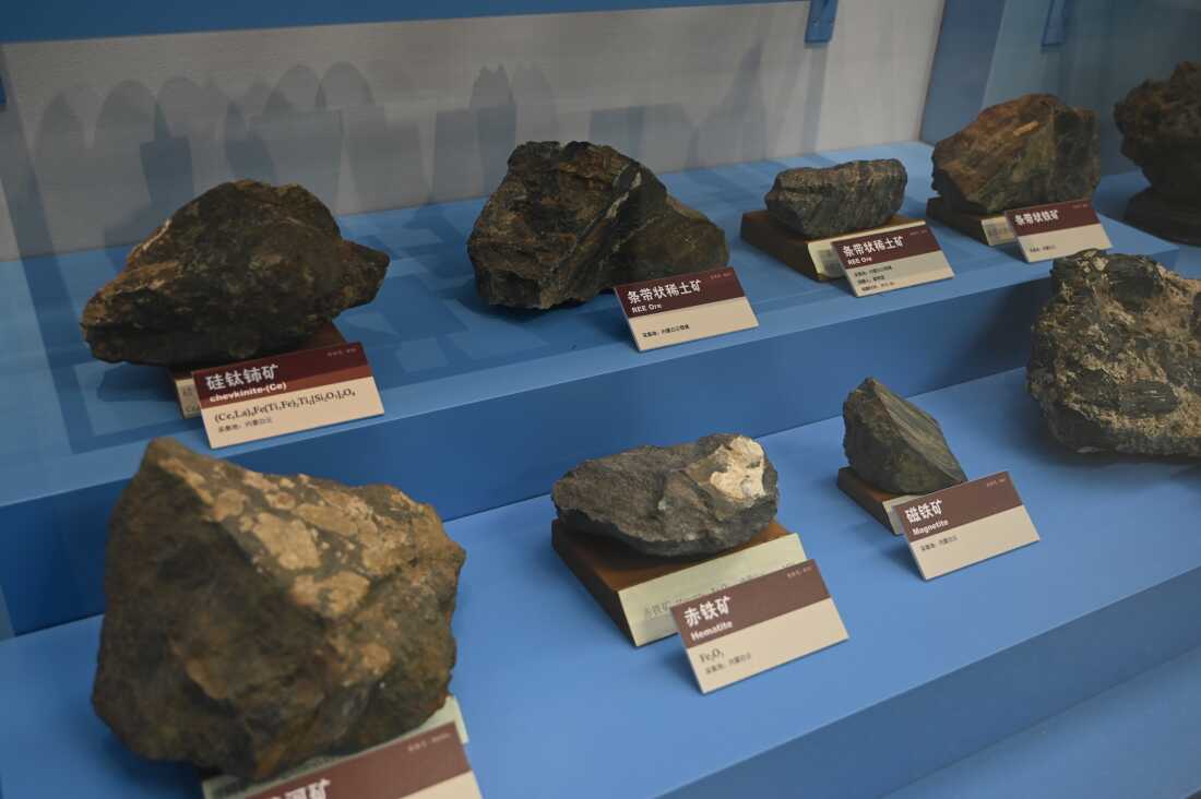 Muestras de minerales de tierras raras del distrito minero de Bayan Obo se exhiben en el Instituto de Geología y Geofísica de la Academia China de Ciencias, el 17 de mayo, en Beijing, China.
