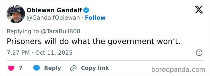 Captura de pantalla de un tweet sobre una estrella de rock atacada fatalmente en prisión donde cumplía una larga condena por crímenes contra niños.