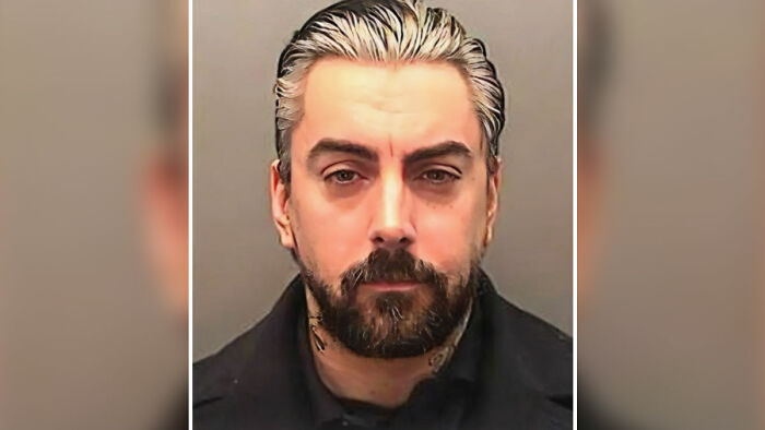 Foto policial de un recluso estrella de rock que cumple 29 años por delitos contra niños y fue atacado fatalmente en prisión.