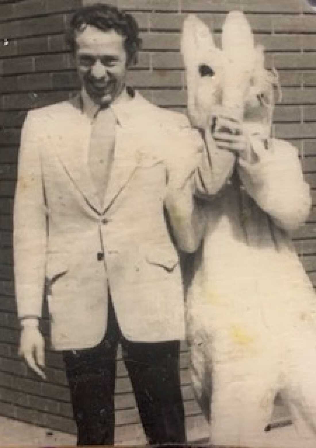 George Meshke y Silvana Clark, vestidos como el Conejo de Pascua