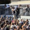 Un autobús que transporta a palestinos liberados de prisiones israelíes es recibido el lunes por una multitud frente al hospital Nasser en Khan Younis, Franja de Gaza.