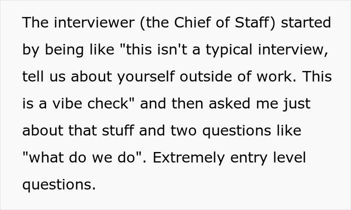 Texto en pantalla que describe una entrevista de trabajo informal que se centra en la verificación de la vibra personal y preguntas básicas durante una entrevista de trabajo calificada por IA.