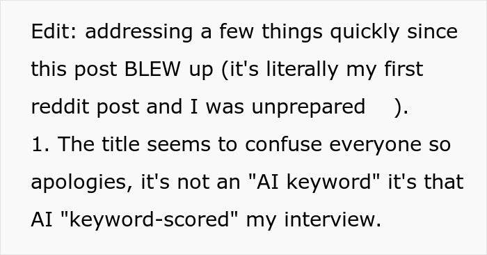 Texto en pantalla que muestra a un usuario explicando los resultados de una entrevista de trabajo calificada por IA con una publicación informal en Reddit.