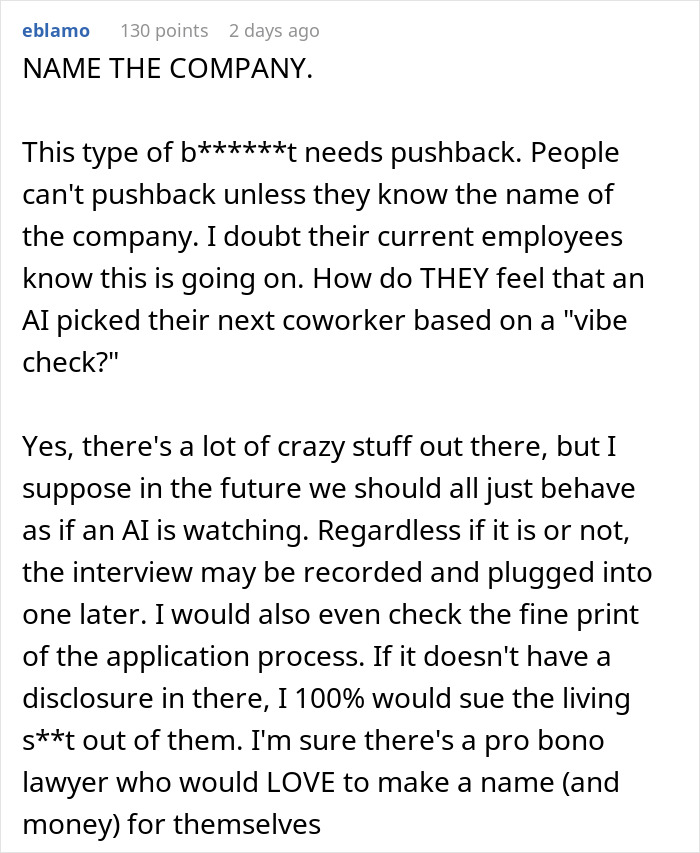 Comentario de Reddit que analiza las preocupaciones sobre las entrevistas de trabajo en tiempo real calificadas por IA y su impacto en la equidad en la contratación.