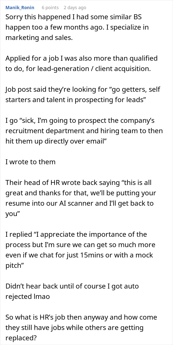 Comente sobre la experiencia de un candidato con una entrevista de trabajo calificada por IA y un rechazo automatizado en el proceso de contratación en tiempo real.