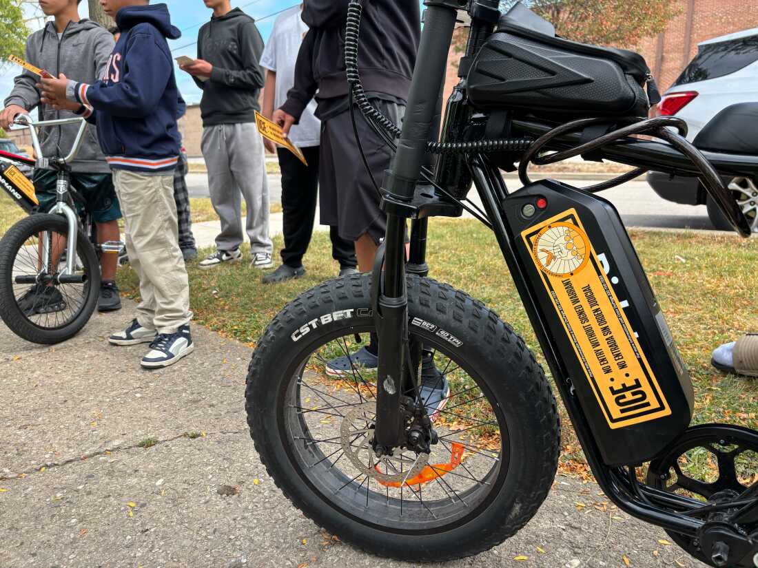 Un grupo de niños en Hanover Park, un suburbio de Chicago, se han convertido en patrulleros no oficiales, atentos a los agentes del Servicio de Inmigración y Control de Aduanas.