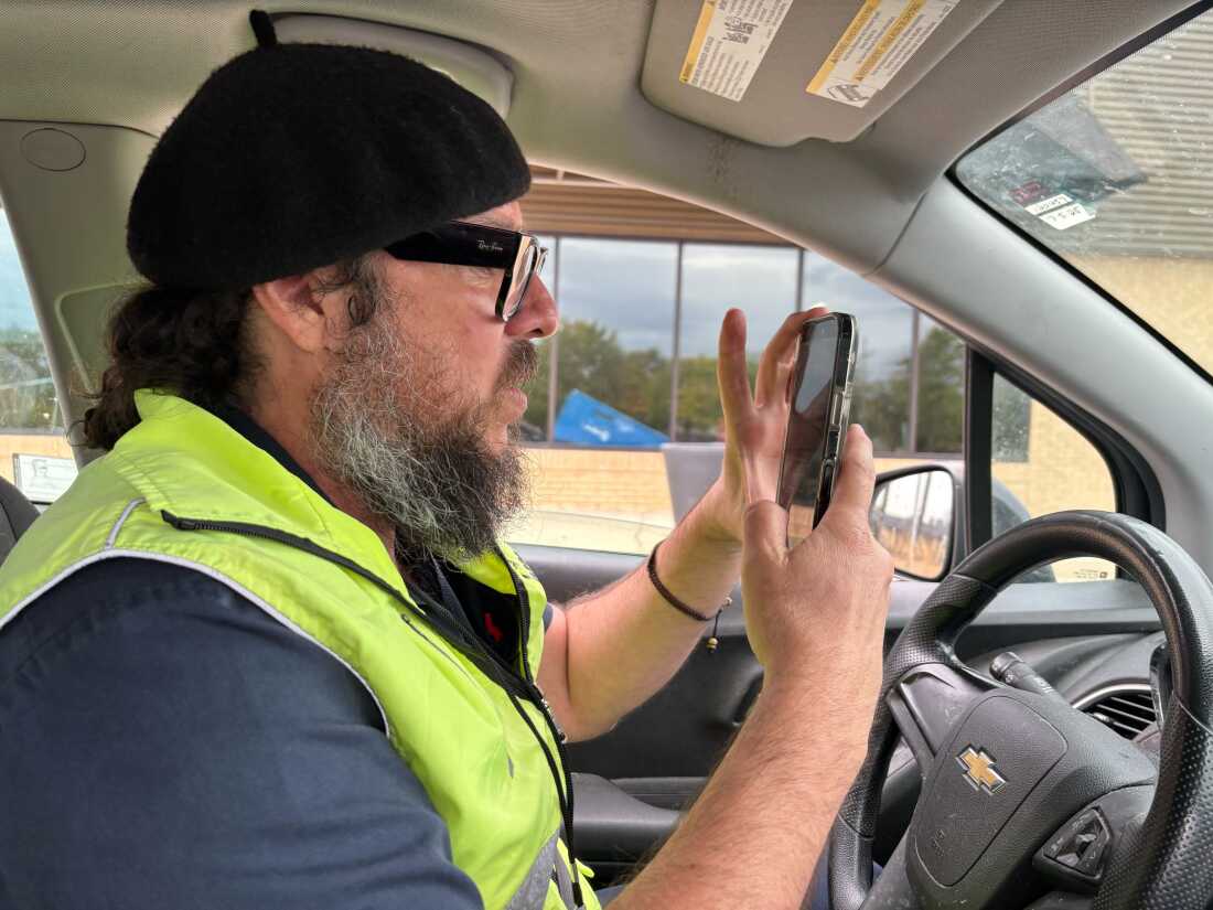 Cristóbal Cavazos, organizador de la Patrulla Popular, acude a Facebook Live el 10 de octubre de 2025 para notificar a los seguidores inmigrantes sobre la presencia de ICE en los suburbios de Chicago.