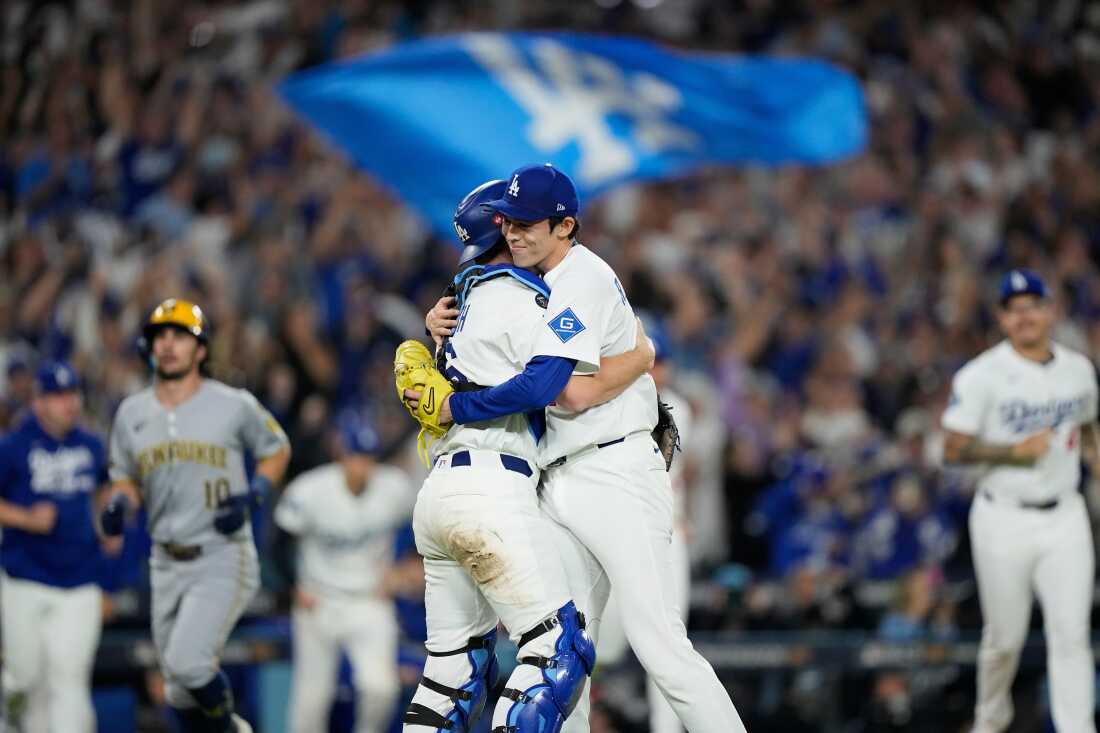 El lanzador de los Dodgers de Los Ángeles, Roki Sasaki, y el receptor Will Smith celebran su victoria contra los Cerveceros de Milwaukee en el Juego 4 de la Serie de Campeonato de la Liga Nacional de béisbol, el viernes 17 de octubre de 2025, en Los Ángeles.