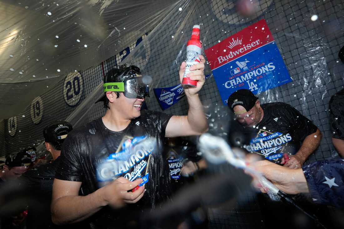 El lanzador de los Dodgers de Los Ángeles, Shohei Ohtani, celebra su victoria contra los Cerveceros de Milwaukee en la Serie de Campeonato de la Liga Nacional de béisbol, el viernes 17 de octubre de 2025, en Los Ángeles.