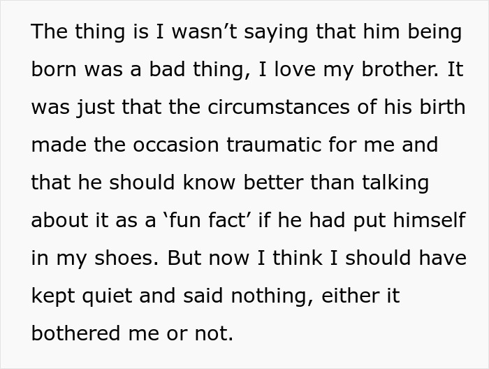 Texto que muestra a una mujer explicando cómo las circunstancias del nacimiento de su hermano le causaron un trauma, haciéndolo sentir que lo odia.