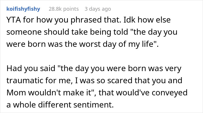 Captura de pantalla de un comentario de Reddit que analiza cómo una mujer hace que su hermano sienta que lo odia después de que él le agradece.