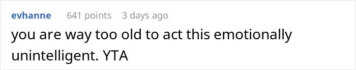 Comente en Reddit expresando frustración por la inteligencia emocional en una interacción entre hermanos después del parto.
