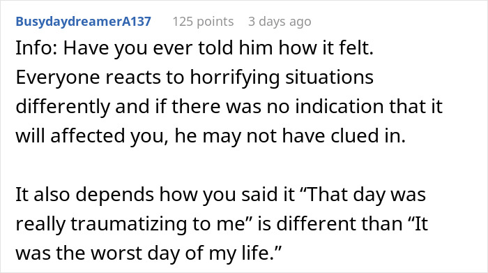 Comentario que explique las diferentes reacciones al trauma, relacionadas con la interacción entre la mujer y el hermano durante la experiencia del parto.