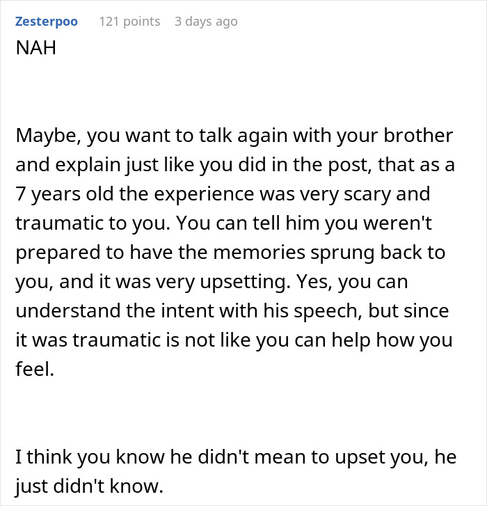 Comente el texto que explica la experiencia traumática de una mujer al dar a luz a su hermano y sus sentimientos de malestar involuntarios.