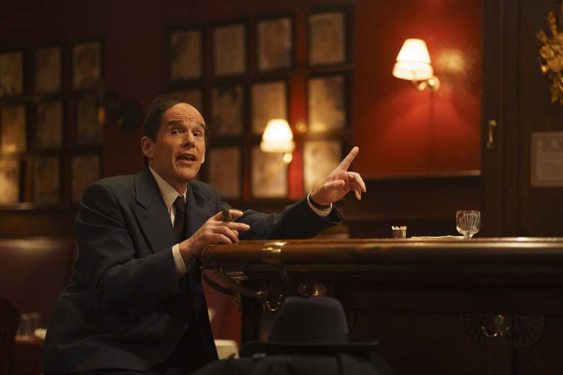 Hart pasa gran parte de Blue Moon participando en un soliloquio dirigido al barman y a un par de personas más en Sardi's, un restaurante italiano y un elemento básico de Broadway.