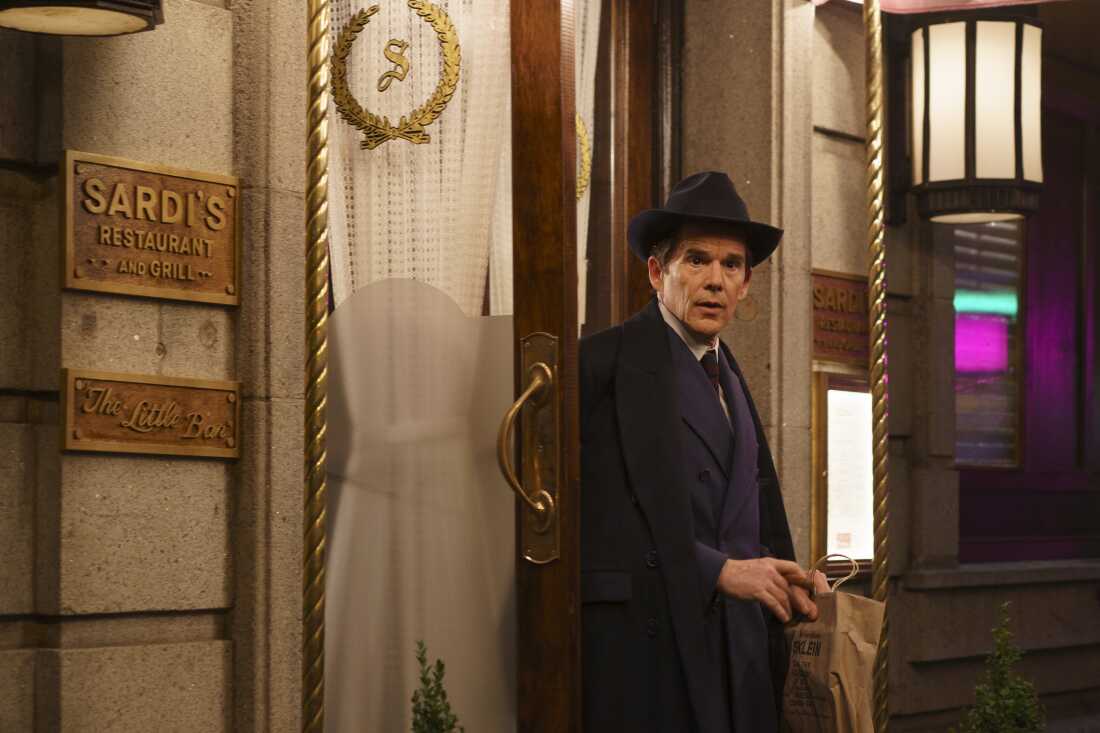 ¡En Blue Moon, Hart pasa gran parte de la noche inaugural de Oklahoma! lamentando la decisión de Richard Rodgers de formar equipo con el letrista Oscar Hammerstein II en lugar de Hart, prediciendo el éxito del musical.