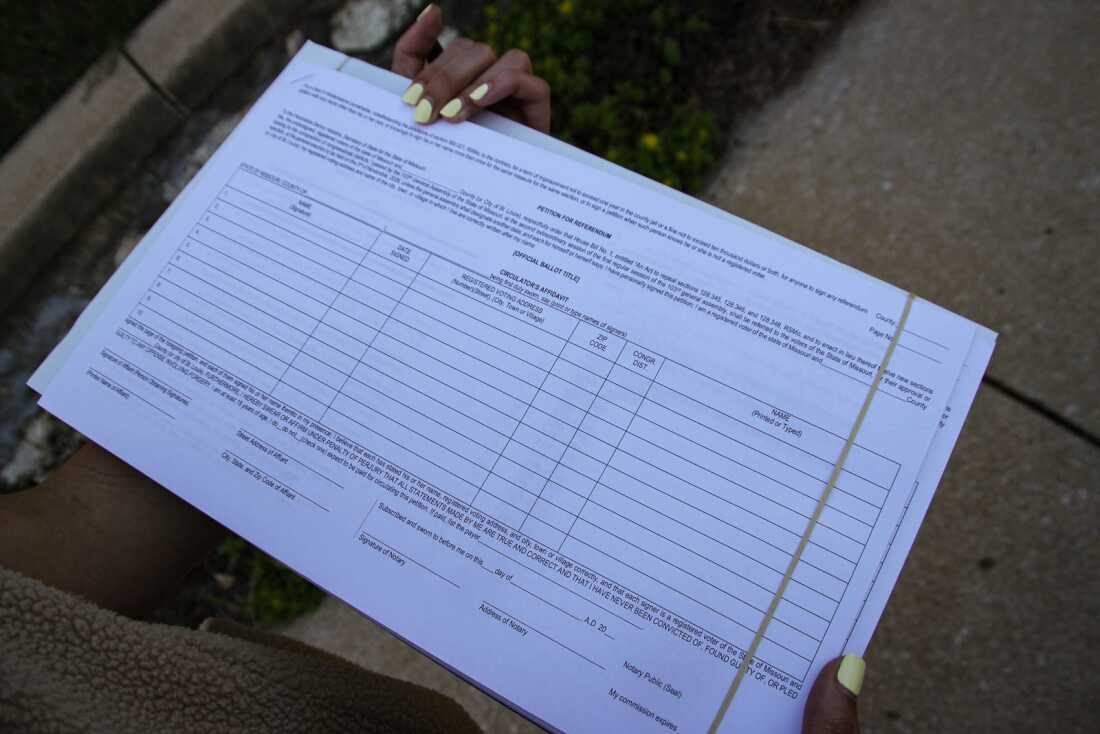 Un grupo llamado People Not Politicians Missouri ha estado trabajando para recolectar firmas para revocar el nuevo mapa del Congreso de Missouri. Los firmantes deben dejar una columna en la petición, su distrito del Congreso, en blanco, porque con los cambios en el mapa, muchos no saben en qué distrito se encuentran.