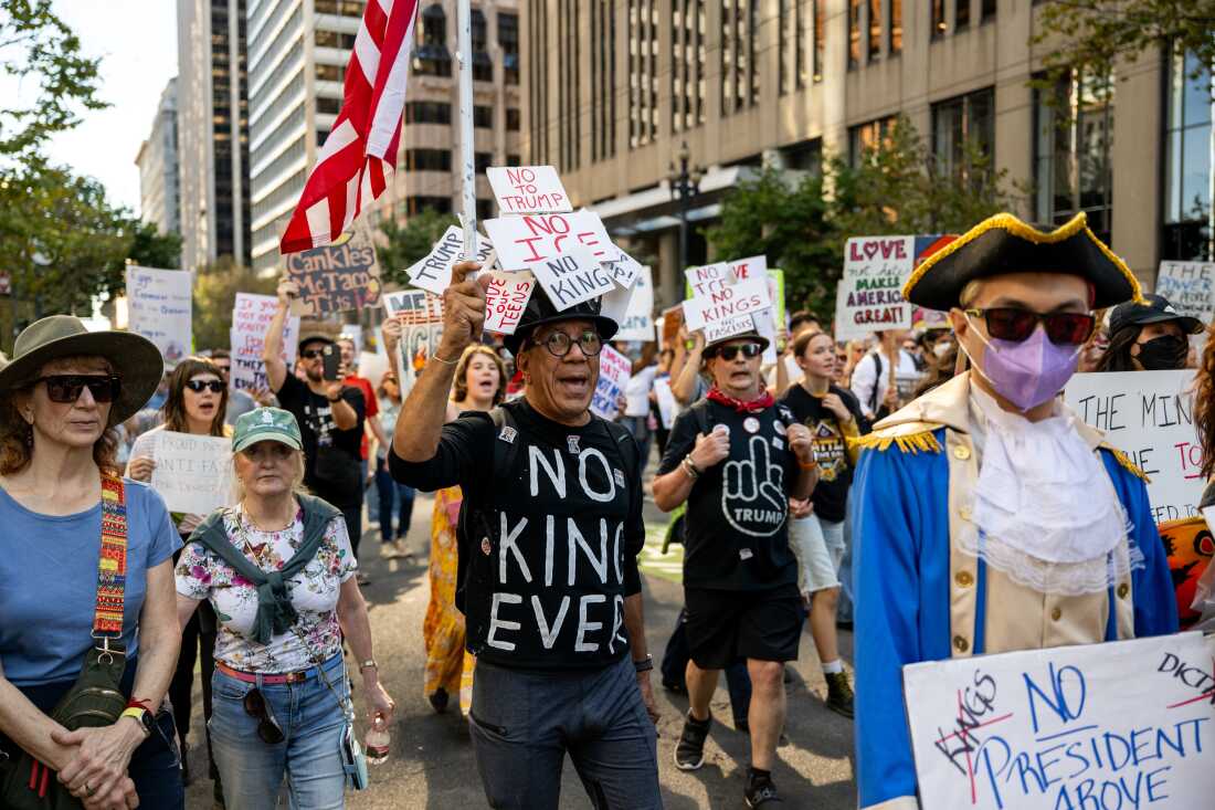 Los manifestantes marchan durante una protesta contra los Reyes en San Francisco, California, el 18 de octubre de 2025.