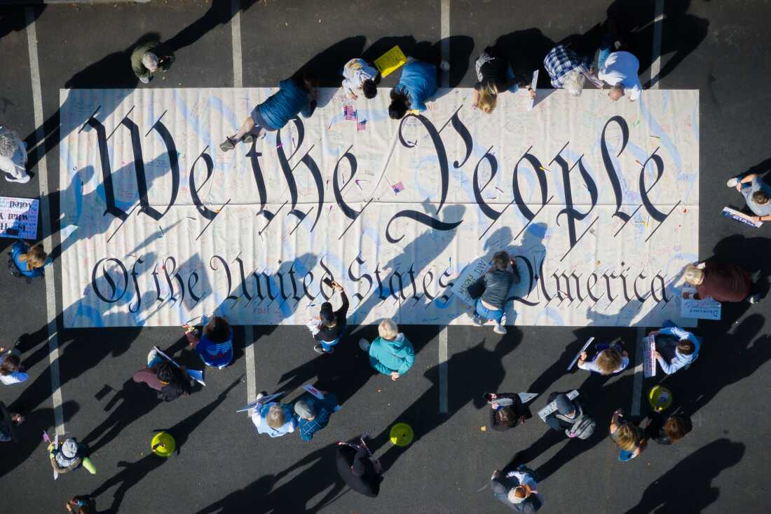 Los manifestantes sostienen un 