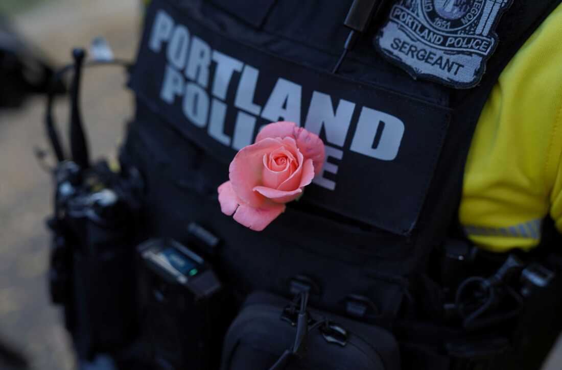 Un oficial de policía de Portland con una rosa en su uniforme en la manifestación “No Kings 2.0” en Portland, Oregon, el 18 de octubre de 2025.