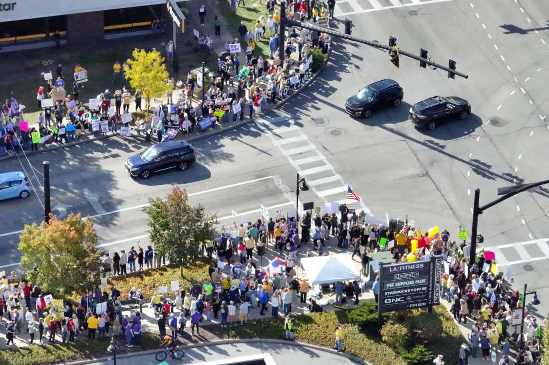Más de 4.500 personas se unieron a las protestas contra los Reyes en Cuyahoga Falls, Ohio.