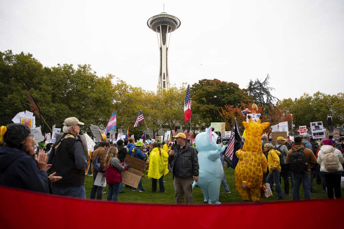 Los manifestantes se reúnen para la manifestación No Kings en el Seattle Center el sábado 18 de octubre de 2025, en Seattle, Washington.
