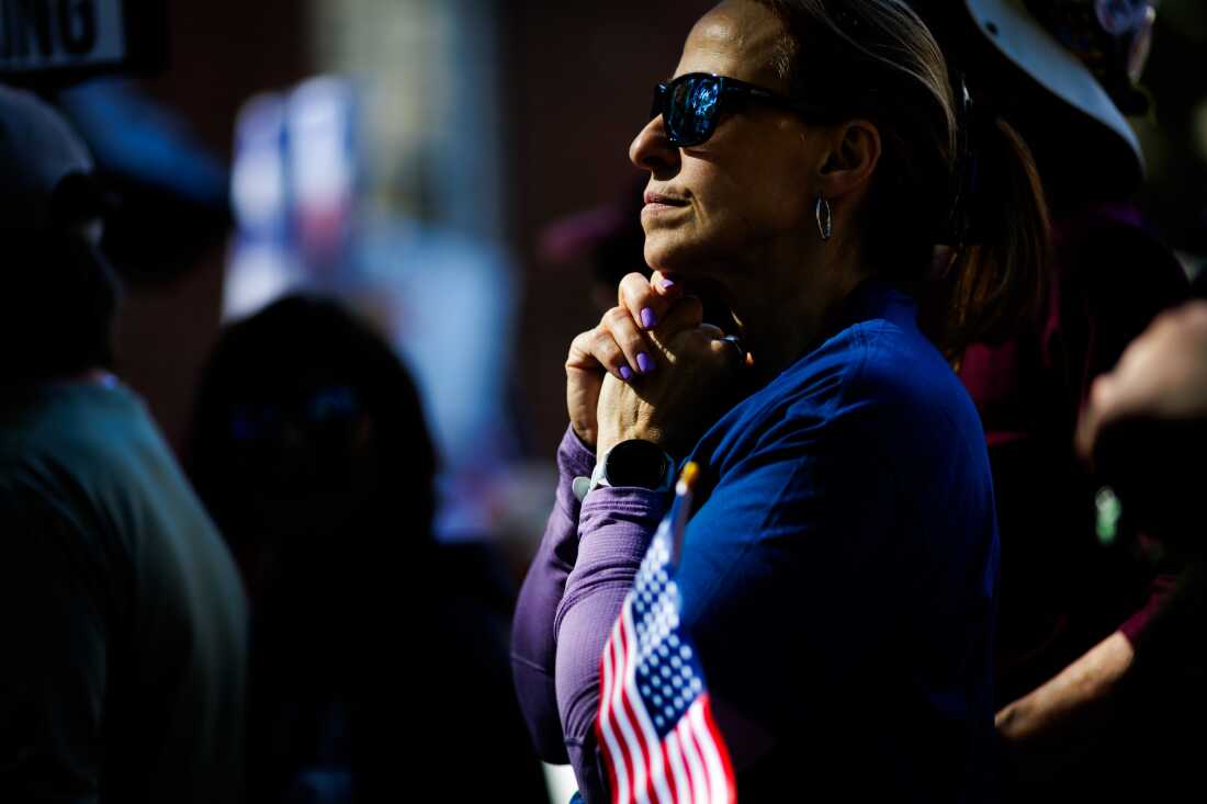Barbara Hunrath se une a miles de personas que salieron a las calles para una manifestación “No Kings” el sábado 18 de octubre de 2025 en Richmond, Virginia.