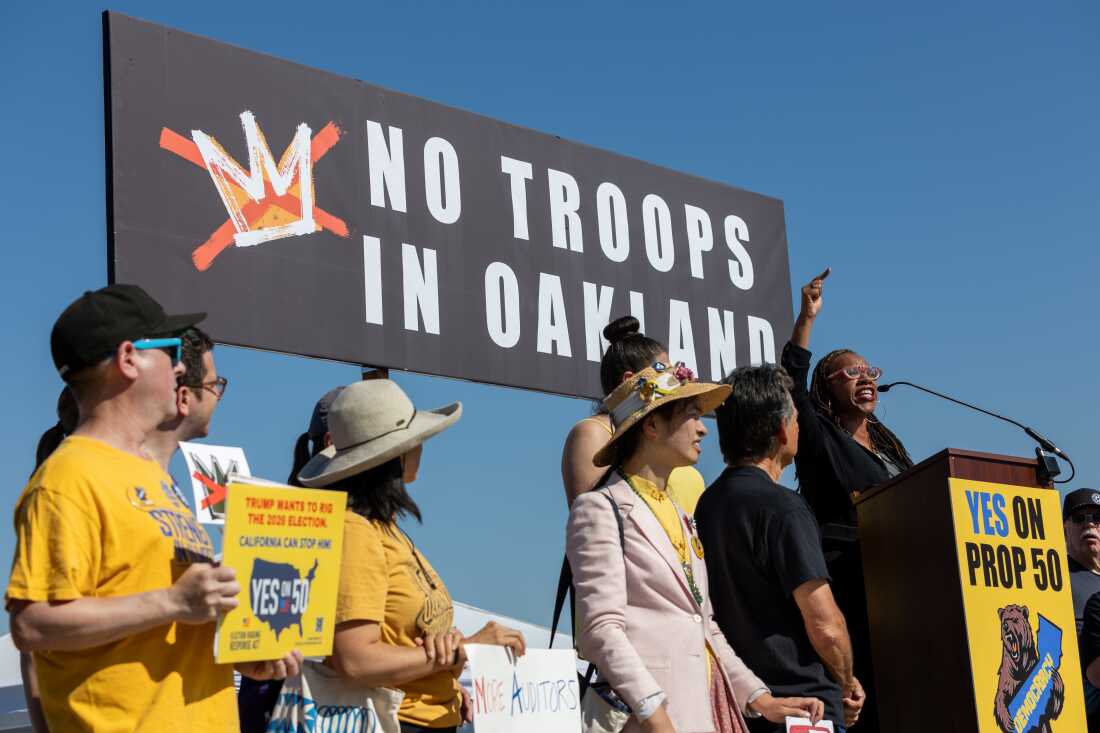 La representante Lateefah Simon habla durante el Día Nacional de Acción No Kings en Lake Merritt en Oakland, California, el 18 de octubre de 2025.
