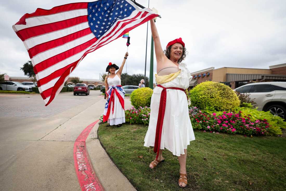 Samantha Chub sostiene una bandera mientras la protesta 