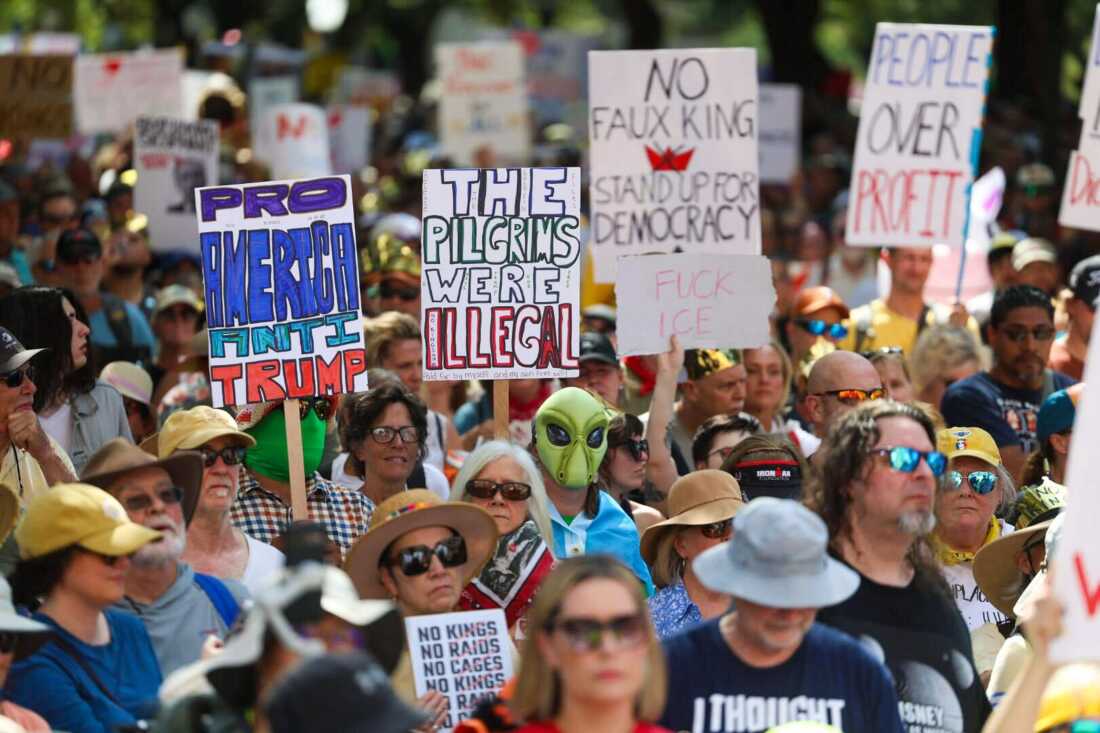 Multitudes se reúnen en el Capitolio en Austin, TX.