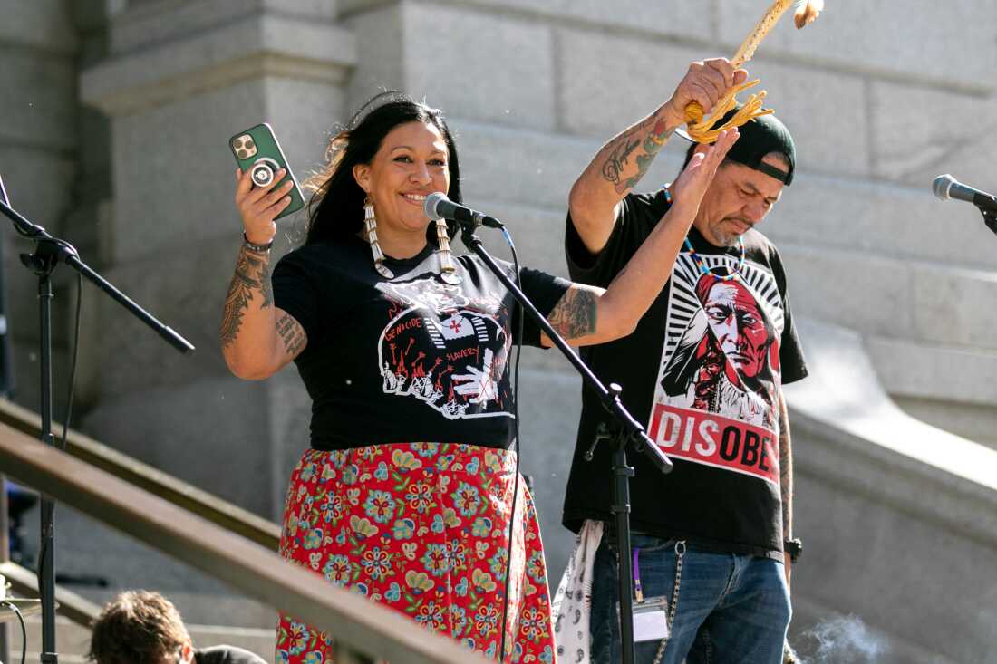 Raven Payment (l) y Tyler Crazybear (r) hablan mientras los manifestantes llenan el Capitolio del Estado de Colorado en Denver.