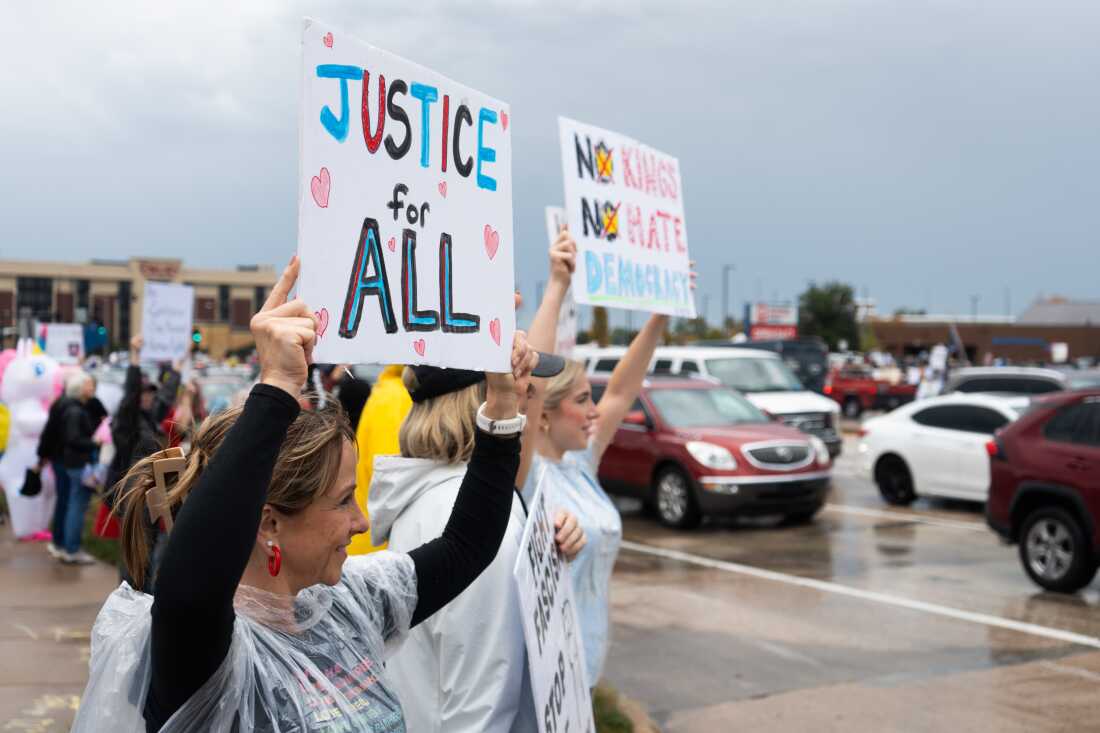 Amy Gryder (l) y su hija, Ella Walther (r), afuera para la protesta No Kings en Mid Rivers Mall Drive en St. Peter's, MO. Walther dice que cuando se trata de libertades civiles eso se aplica a todos. 