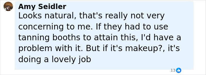 Comentario de Amy Seidler sobre la apariencia natural y el uso de bronceado artificial o maquillaje en las fotografías de antes y después de las modelos de Victoria's Secret.