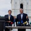 Los senadores estadounidenses Lindsey Graham (R) y Richard Blumenthal hablan en la plaza Mykhailivska durante una conferencia de prensa en Kiev el 30 de mayo de 2025.