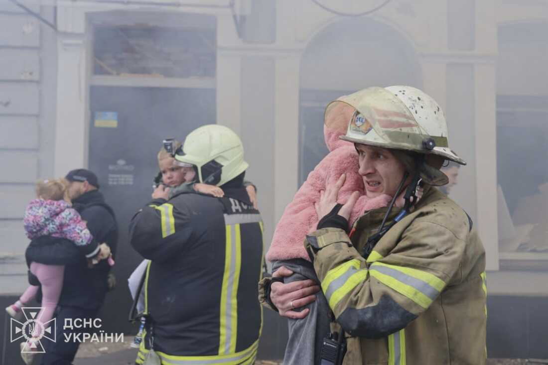 En esta fotografía proporcionada por el Servicio de Emergencia de Ucrania, los rescatistas evacuan a niños después de que drones rusos atacaran un jardín de infantes de la ciudad durante un ataque en Kharkiv, Ucrania, el miércoles 22 de octubre de 2025.