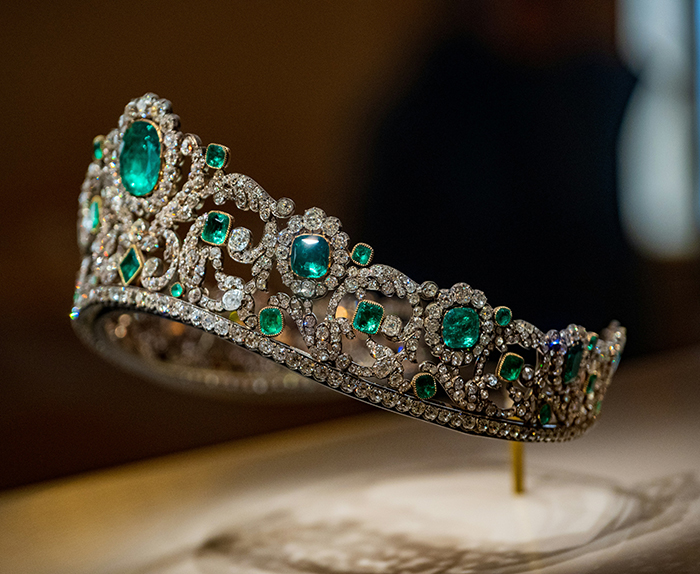 Intrincada tiara con joyas, esmeraldas y diamantes, que simboliza el ladrón de joyas y los trucos de contrabando más famosos de Estados Unidos.