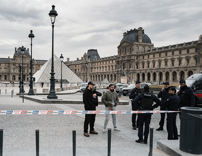 Oficiales de policía y transeúntes se reunieron cerca del Louvre, discutiendo sobre seguridad después de que un famoso ladrón de joyas alertara sobre un truco de contrabando.